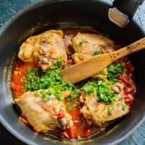 Добавляем нарезанную кинзу к курице за 2-3 минуты до готовности. Добавляем нарезанную кинзу к курице за 2-3 минуты до готовности.