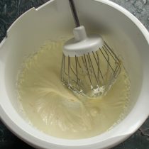 Размягченное при комнатной температуре сливочное масло взбиваем с сахарной пудры до пышности.