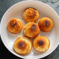 Достаём готовые булочки из формы.