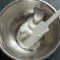 Яйца разбиваем в миску. Отделяем белок от желтка.