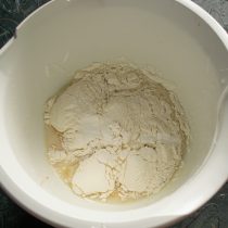 Добавляем к сахару и лимонному соку яичные желтки, вливаем нейтральное растительное масло без запаха.