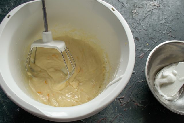 Смешиваем тесто 2-3 минуты до однородности с помощью насадки для теста или вручную.