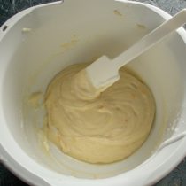 Яичный белок сделает тесто более жидким.