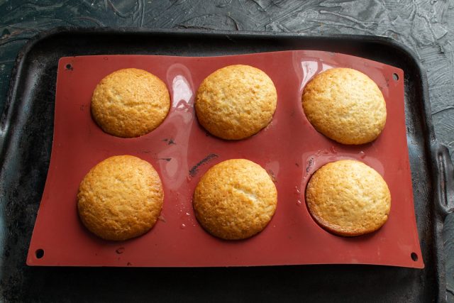 Ставим булочки в разогретый жарочный шкаф, выпекаем 20-22 минуты до золотистого цвета.