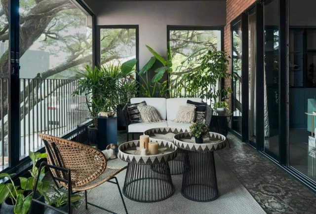 Для интерьера в эко-стиле прекрасно подходят мебель и аксессуары из переработанных материалов, например, дерево от реставрированных построек или переработанных металлов.