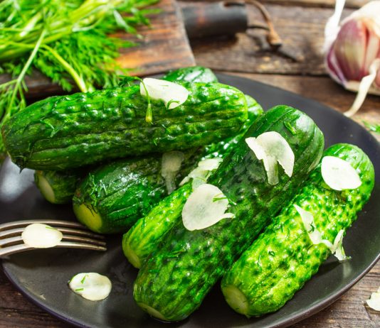 Огурцы малосольные с чесноком и укропом в пакете