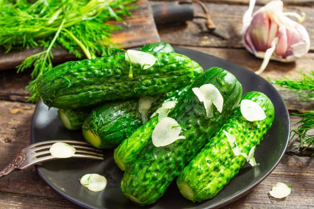 Огурцы малосольные с чесноком и укропом в пакете Огурцы малосольные с чесноком и укропом в пакете