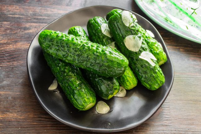 Малосольные огурцы с чесноком и укропом в пакете получились такими вкусными, что пришлось сразу жарить молодую картошку и устраивать первый летний обед на веранде в тени. Малосольные огурцы с чесноком и укропом в пакете получились такими вкусными, что пришлось сразу жарить молодую картошку и устраивать первый летний обед на веранде в тени.