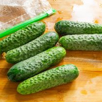 Я не калибрую специально огурцы для засолки, но все же лучше, если они будут примерно одного размера. Я не калибрую специально огурцы для засолки, но все же лучше, если они будут примерно одного размера.