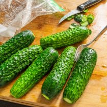 Во-первых, срезаем кончики-хвостики. Во-вторых, вооружаемся вилкой и царапаем огурцы вдоль по всему периметру. Во-первых, срезаем кончики-хвостики. Во-вторых, вооружаемся вилкой и царапаем огурцы вдоль по всему периметру.