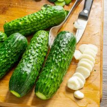 Острым ножом нарезаем чеснок тонкими, почти прозрачными слайсами. Острым ножом нарезаем чеснок тонкими, почти прозрачными слайсами.