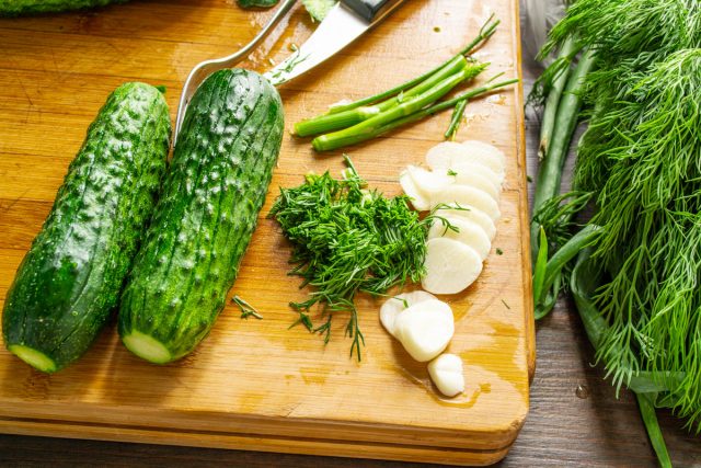 Зелень режем мелко, ветки оставляем целыми, они тоже пригодятся для запаха, потом можно выбросить. Зелень режем мелко, ветки оставляем целыми, они тоже пригодятся для запаха, потом можно выбросить.