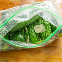 Подготовленные огурцы, нарезанный чеснок зелень и стебли укропа кладем в плотный полиэтиленовый пакет с замком. Подготовленные огурцы, нарезанный чеснок зелень и стебли укропа кладем в плотный полиэтиленовый пакет с замком.