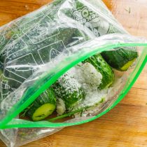 Насыпаем прямо в пакет крупную морскую соль. Насыпаем прямо в пакет крупную морскую соль.