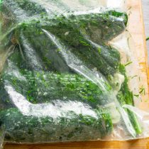 Закрываем пакет на застежку, хорошенько трясем и слегка разминаем. Закрываем пакет на застежку, хорошенько трясем и слегка разминаем.