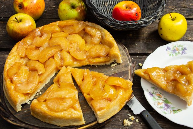 Перевернутый пирог с яблоками и шоколадным ликером