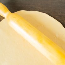 Раскатываем охлажденное тесто в пласт толщиной 4-5 миллиметров.