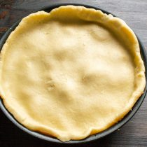 Накрываем яблоки раскатанным тестом.