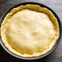 Прижимаем тесто по кругу, формируем аккуратный бортик.