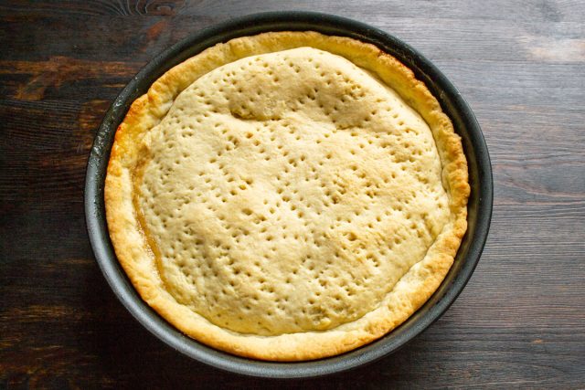 Ставим форму в раскаленный жарочный шкаф. Время выпечки 35 минут.