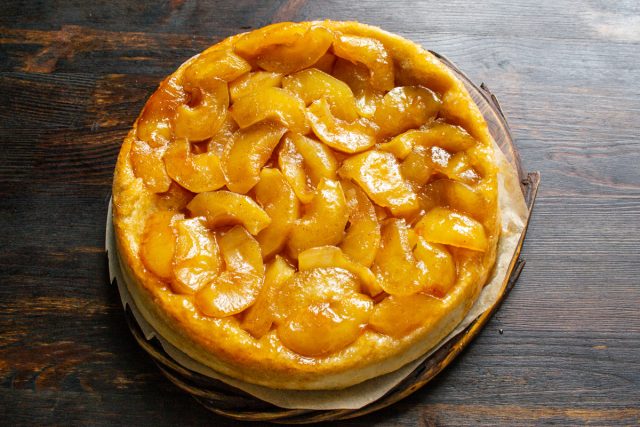 Остужаем пирог. Нарезаем зубчатым ножом. Подаем на стол с мороженным или взбитыми сливками. Приятного аппетита!