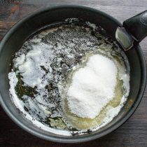 Кладем в сковороду сливочное масло, растапливаем, насыпаем сахарный песок.