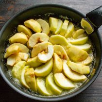 Нарезаем яблоки ломтиками.