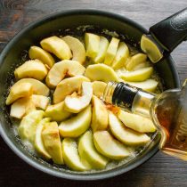 Наливаем шоколадный ликер.