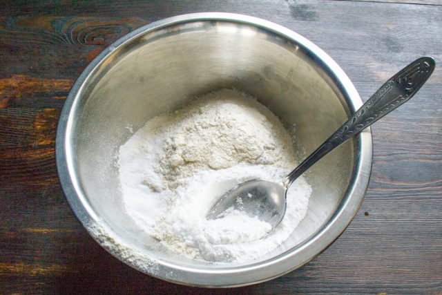 Пока яблоки томятся на плите, делаем тесто.