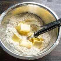 Холодное сливочное масло режем кубиками.