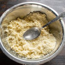 Перетираем масло с мукой в крошку, вливаем холодную воду.