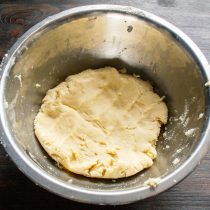 Быстро замешиваем тесто, собираем в комок.