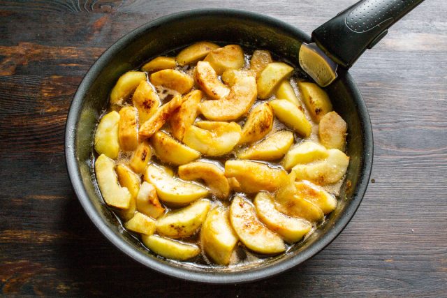 Яблочную начинку посыпаем молотой корицей, остужаем начинку почти до комнатной температуры.