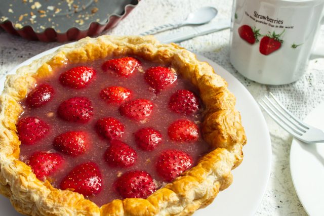 Пирог из слоеного теста с клубникой