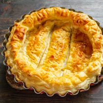 Выпекаем основу пирога 20-22 минуты до золотистого цвета.