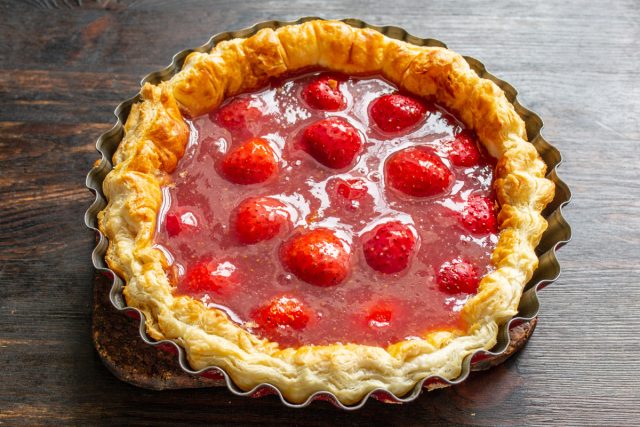 Выливаем на ягоды начинку с желатином.