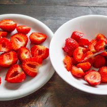 10-12 крупных ягод разрезаем пополам. Оставшуюся клубнику чистим, нарезаем мелко.