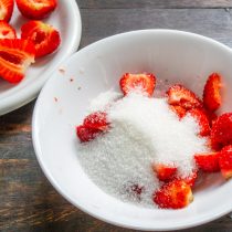 К нарезанной клубнике добавляем сахарный песок.