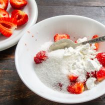 Насыпаем крахмал.