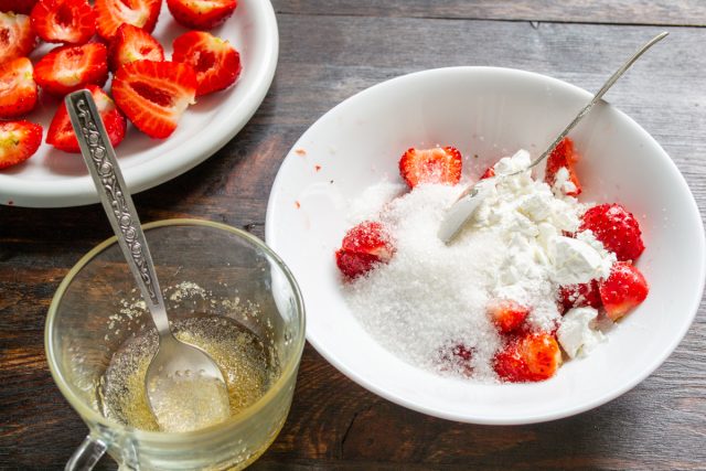 Порошковый желатин заливаем холодной водой.