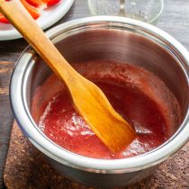 Ягоды с сахаром и крахмалом измельчаем погружным блендером.