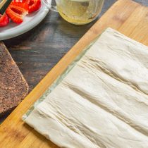 Разворачиваем пласт теста, оставляем на 30-60 минут при комнатной температуре.