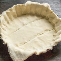 Выкладываем тесто в форму, прижимаем края. Лишнее тесто срезаем по краям формы.