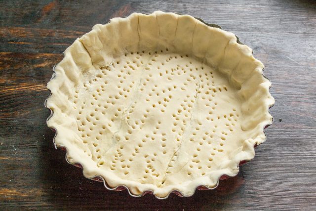 Донышко слоеного пирога накалываем вилкой часто, чтобы не образовались пузыри.