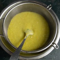 Процеживаем пюррированный суп сквозь мелкое сито.