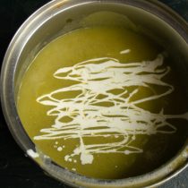 Возвращаем протёртый суп в кастрюлю, добавляем сливки, на этом этапе по вкусу солим.