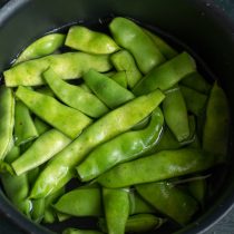 Я варю в подсоленной воде примерно 20 минут отдельно от остальных овощей.