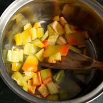 Кладём в кастрюлю очищенный от семян и нарезанный крупно сладкий болгарский перец.