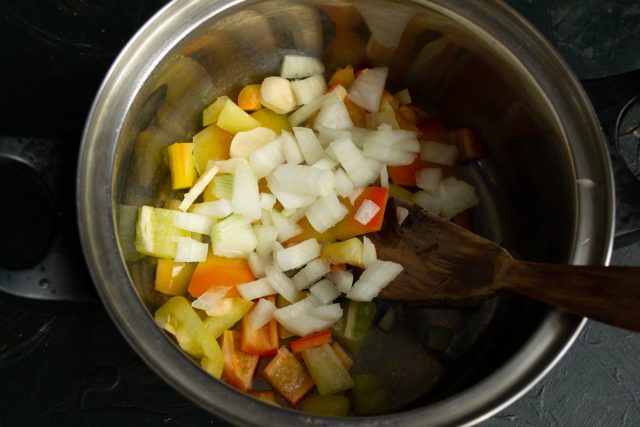 Добавляем мелко нарезанный репчатый лук.