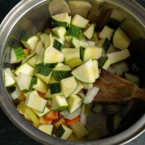 Добавляем кабачок, порезанный кубиками.